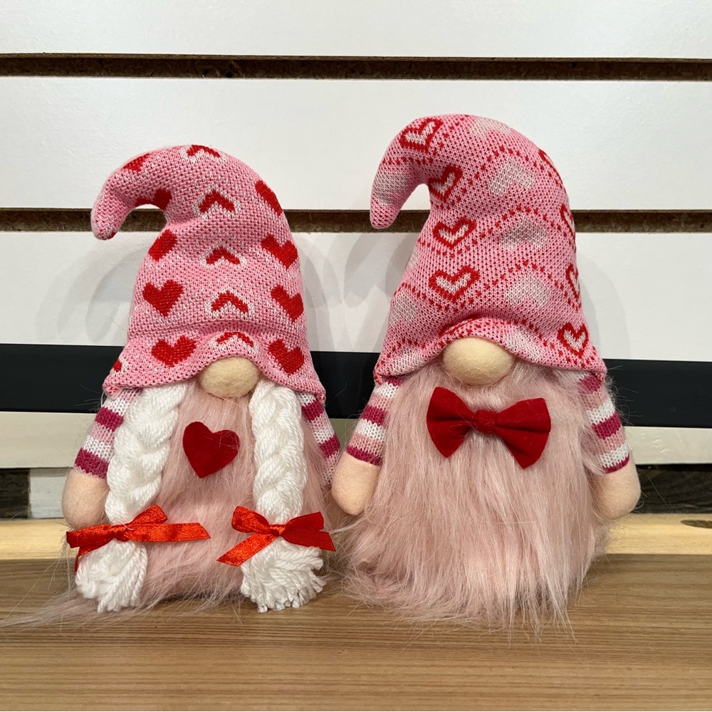 Valentine’s Day gnome couple - Picture 2 of 3